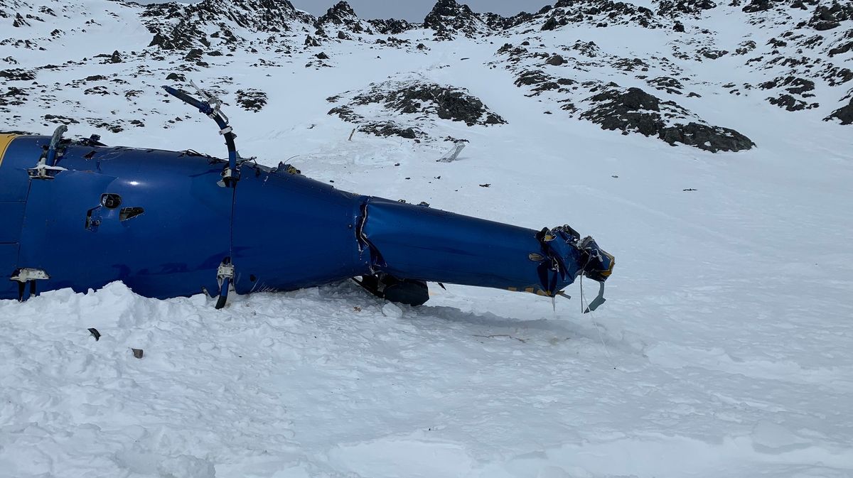 Vrtulník s Kellnerem narazil do hory, pak se zřítil asi 250 metrů